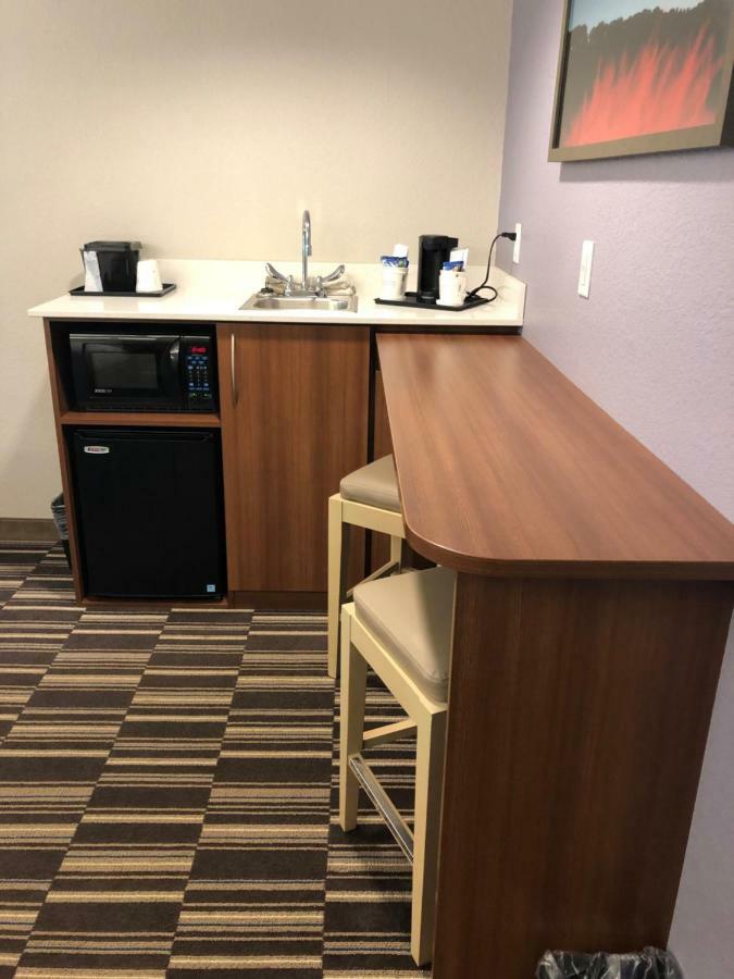 Microtel Inn & Suites By Wyndham Cadiz Экстерьер фото