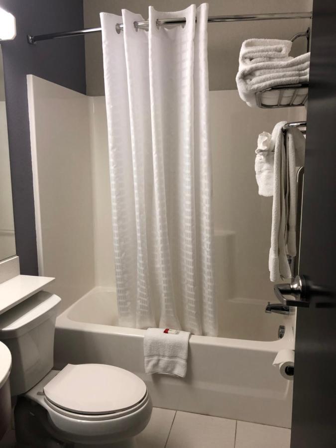 Microtel Inn & Suites By Wyndham Cadiz Экстерьер фото