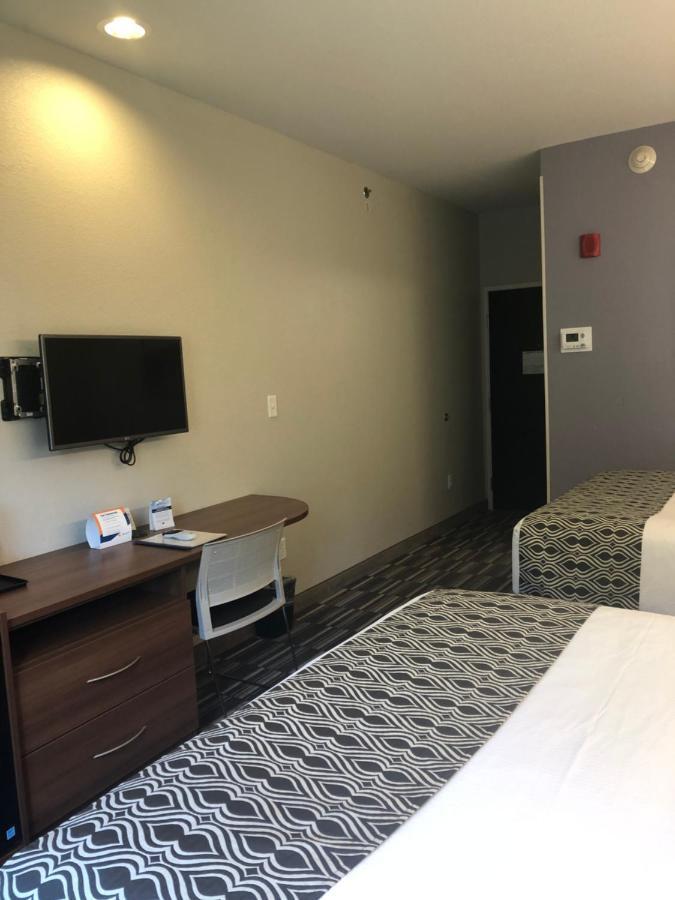 Microtel Inn & Suites By Wyndham Cadiz Экстерьер фото